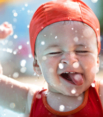 Quelle eau nettoyante pour bébé et sa peau fragile ? 4 points clés pour les jeunes parents