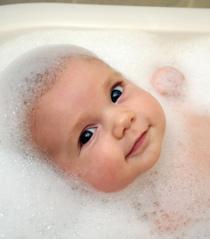 Peau sensible, avec quoi laver bébé ?
