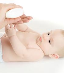 Prévenir et soigner les fesses rouges de bébé