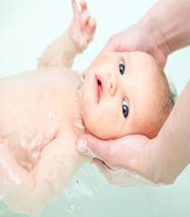 Bébé deux mois : comment faire sa toilette ?