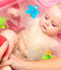 Toilette bébé adaptée à un bébé de 3 mois