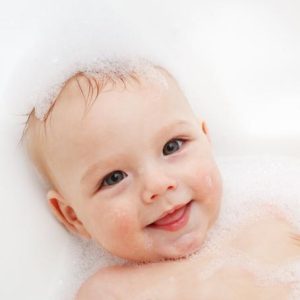 Peau de bébé irritée, que faire ?