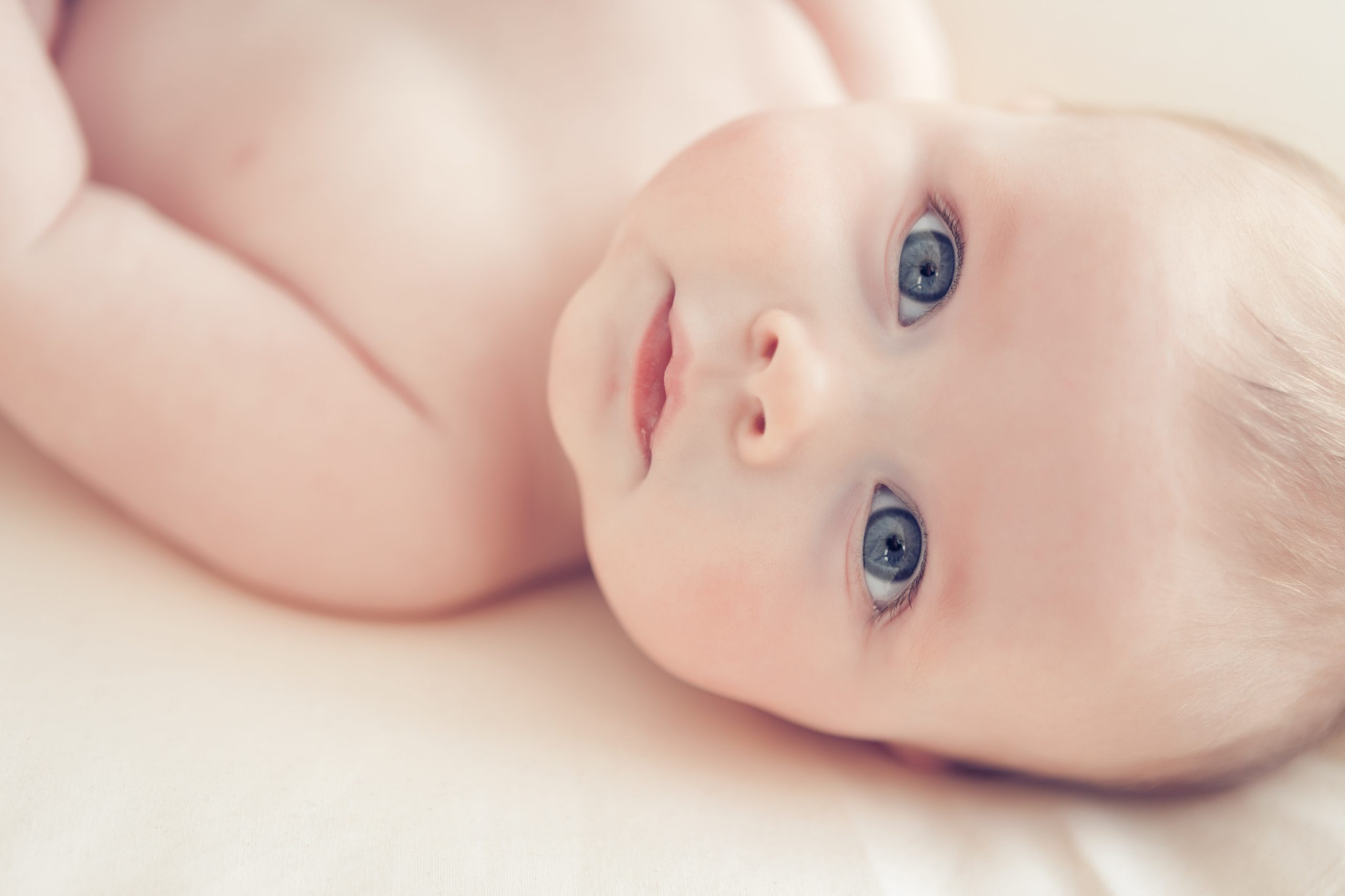 Quels sont les gestes d’hydratation quotidiens pour garder la peau de bébé douce et confortable ?