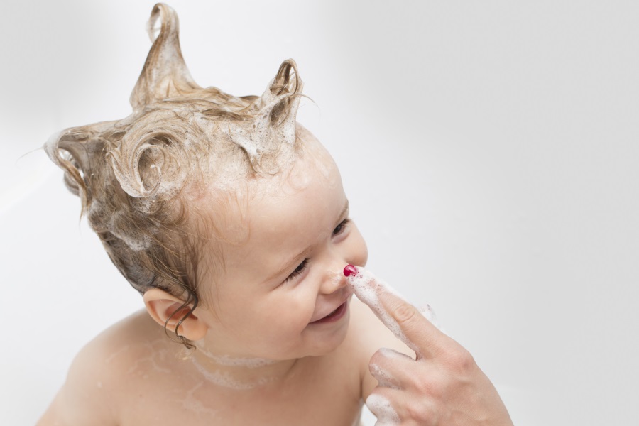 Soin des cheveux de bébé : conseils et précautions