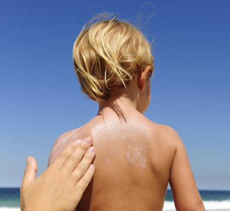 Prendre soin de bébé au soleil avec une protection adaptée