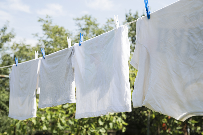 Comment résoudre les problèmes de taches de crème solaire sur les vêtements avec Corine de Farme ?