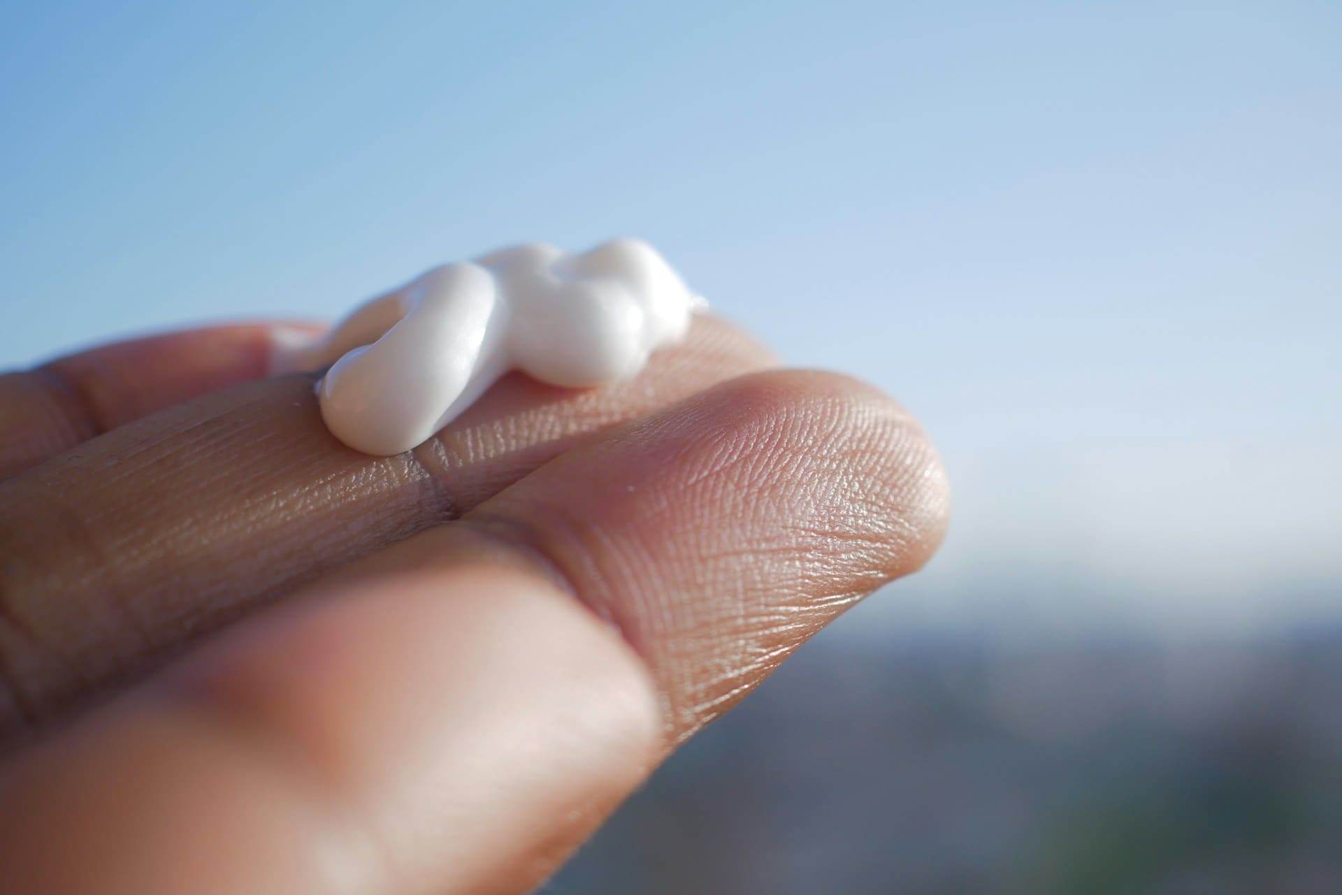 Protection solaire avant ou après crème de jour, comment savoir ?