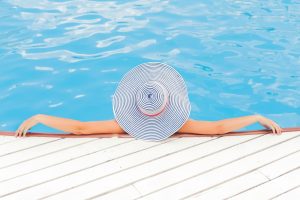 bronzer au bord de la piscine et utiliser le bon indice de protection solaire