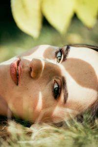 faut-il mettre l'autobronzant avant ou apres la creme de jour ?