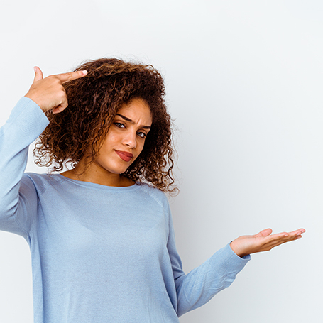Shampoing cheveux frisés et secs : un miniguide pour des boucles sublimes