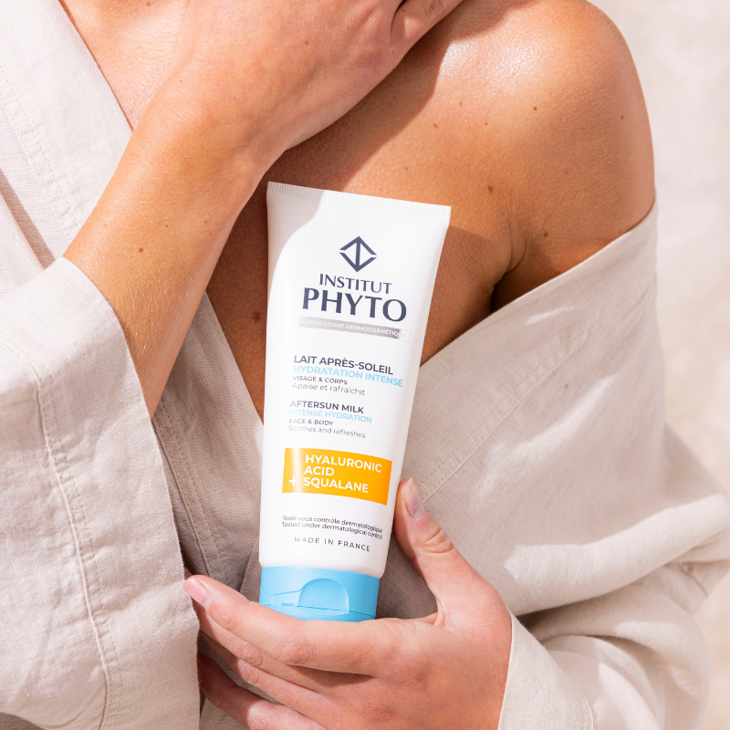 Lait apres solaire sur une main à la plage