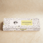 Coffret botanique beige background